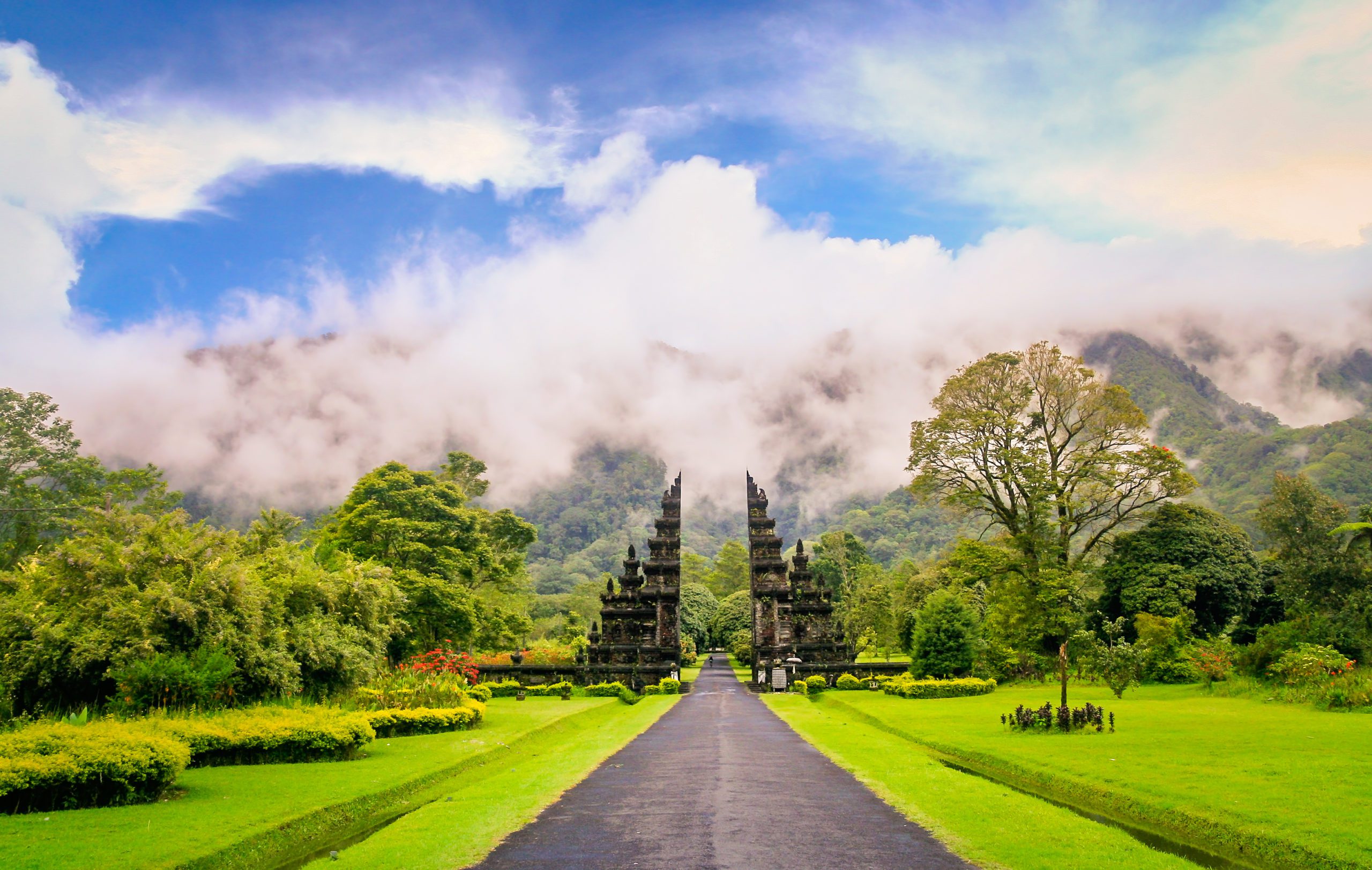 shutterstock_599071346_Bali - Gardian statue at entrance Bali temple Bali Hindu temple Bali, Indonesia