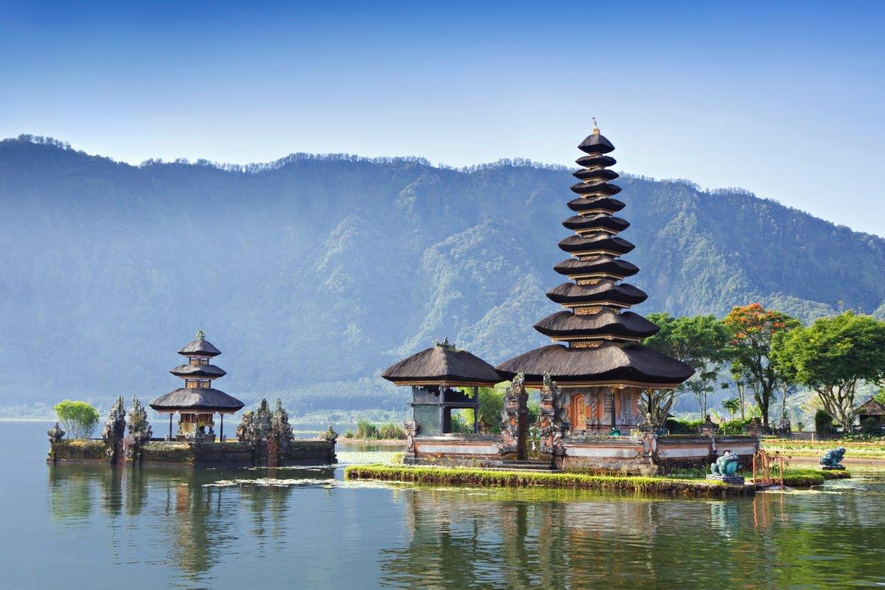 Ulun Danu Temple Beratan Lake in Bali _94109272