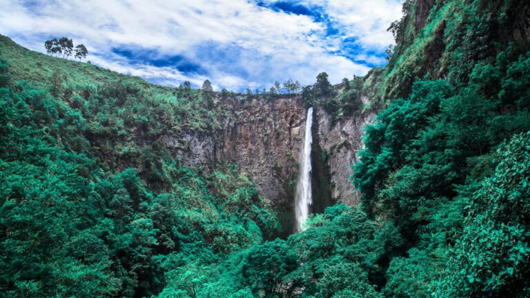 Sipisopiso Waterfall, falling hundreds of metre high