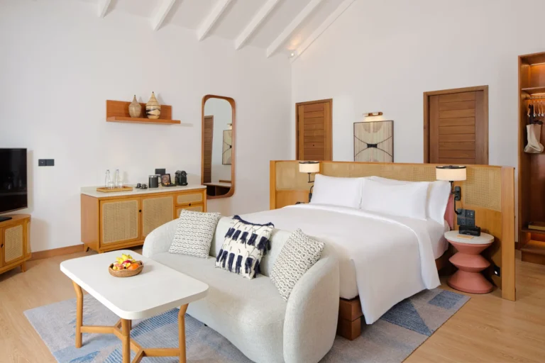 Fresh, fun, and effortlessly cozy – island living with a twist.