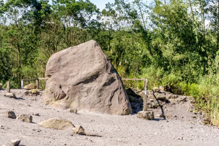 Merapi Bunker, Alien Stone
